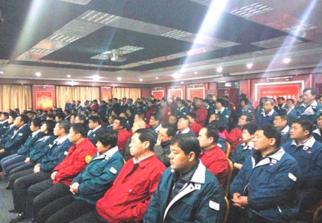asiagame集团治理职员正在大礼堂认真听取科技职员的科普知识讲座